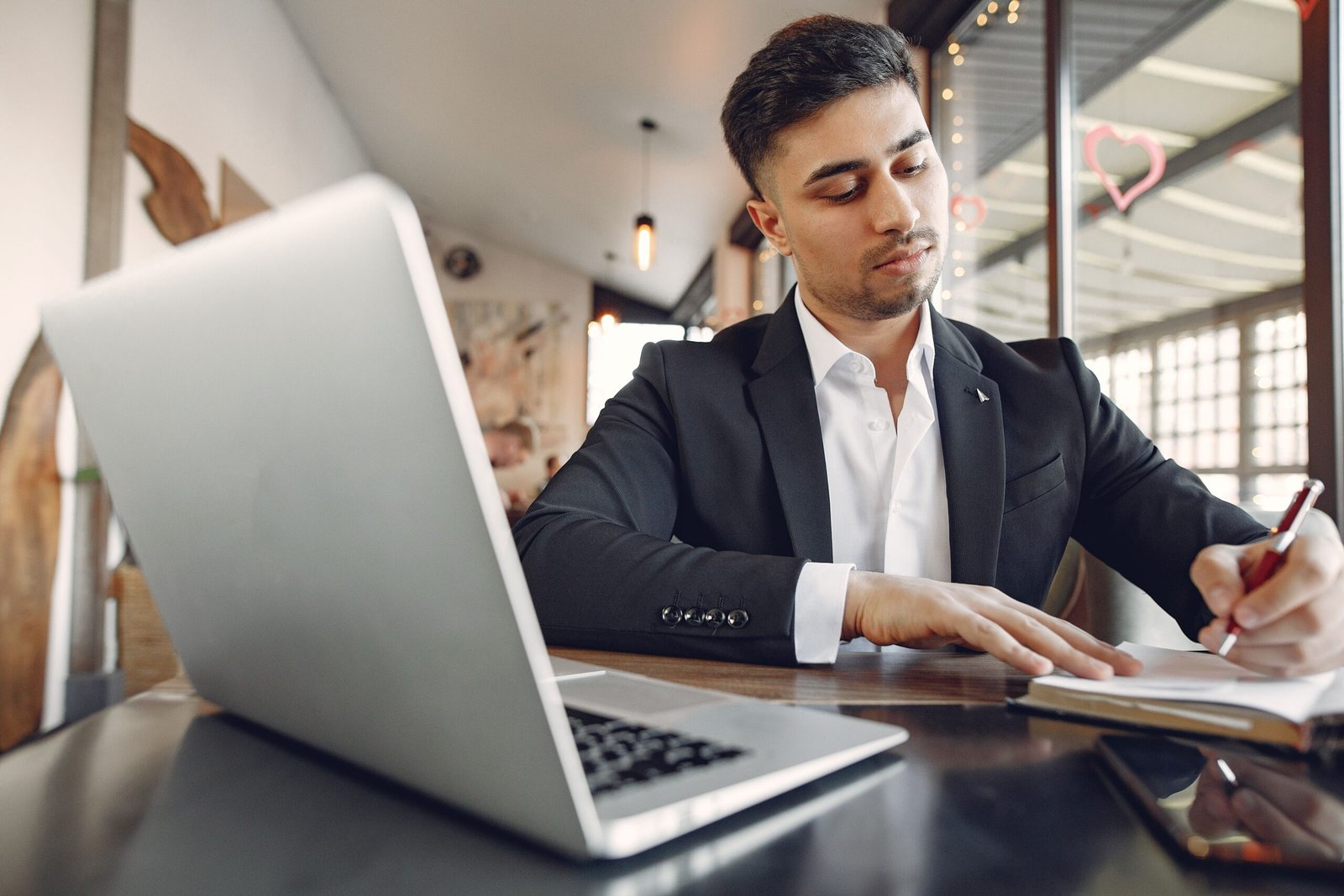 Pourquoi votre entreprise a besoin d'un site web en 2026 (et pas seulement d'une page Facebook)